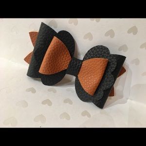 Our Aspen Bow in saddle and black Design